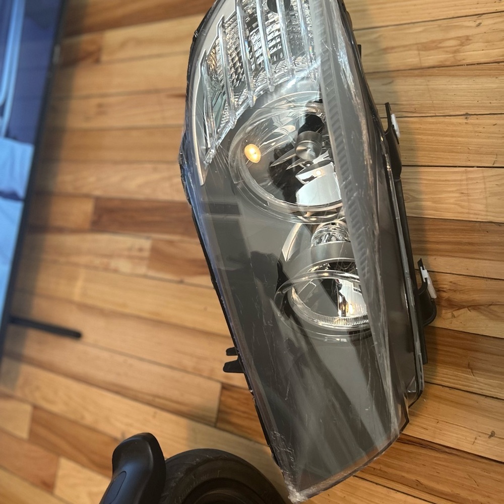 Car Headlight Assembly - Picture 3 of 3